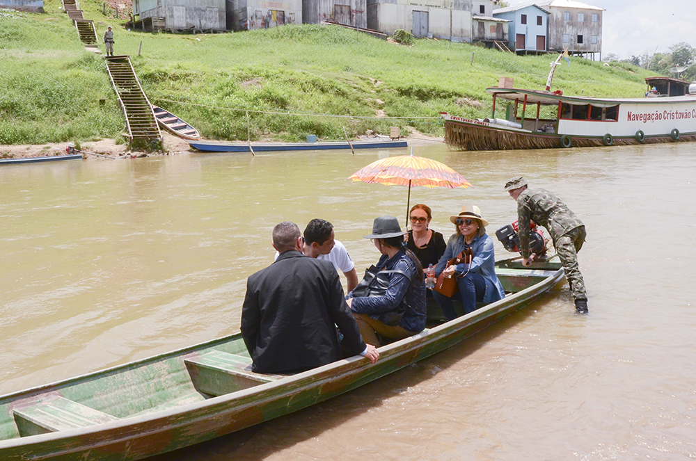 Desembargadora-presidente Cezarinete Angelim e corregedora-geral da Justiça, desembargadora Regina Ferrari, atravessam rio na floresta amazônica para levar cidadania e justiça a quem mais precisa.