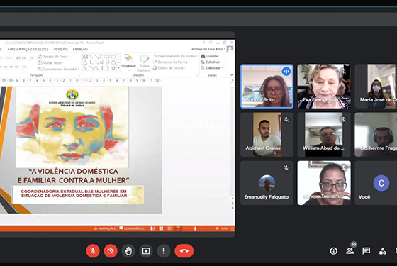 Imagem dos participantes da videoconferência à direita e à esquerda um slide sendo apresentado. No slide está uma arte com rosto de uma mulher, logomarca do Poder Judiciário e escrito: A violência Doméstica e familiar contra a Mulher. Coordenadoria Estadual das Mulheres em Situação de Violência Doméstica e Familiar".