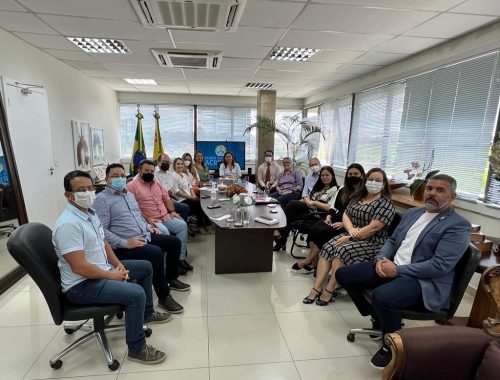 Diretores na mesa reunidos Diretores na mesa reunidos