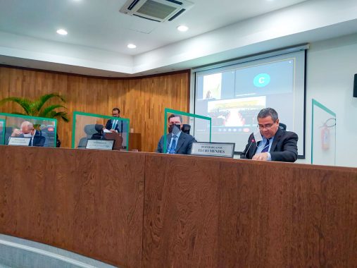 Imagem lateral da mesa do Tribunal Pleno, mostrando o corregedor da Justiça do Acre, desembargador Elcio Mendes discursando