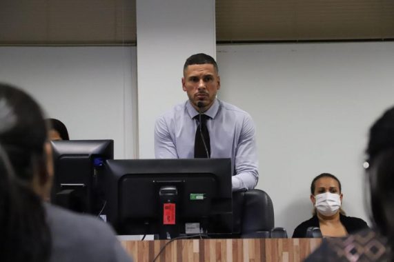 Juiz ouvindo mulher falando