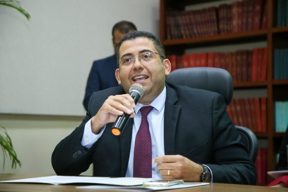 Foto do diretor do DEPEN  falando ao microfone