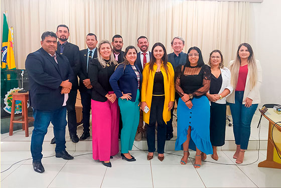 Imagem de vereadores e vereadoras mais a equipe do Judiciário olhando e sorrindo