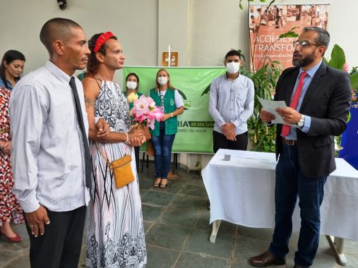 Imagem do juiz falando com os casais