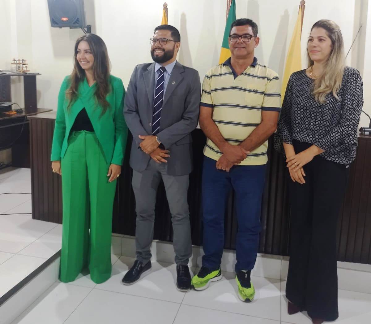 imagem das duas juízas e do prefeito e presidente da câmara de pé