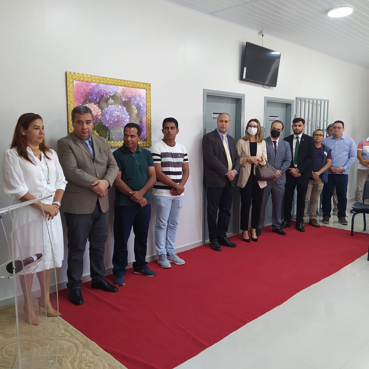 Fotografia do dispositivo de honra, em cerimônia de entrega de novos computadores. À esquerda estão a desembargadora Waldirene Cordeiro e o desembargador Elcio Mendes, presidente e corregedor-geral do TJAC, respectivamente