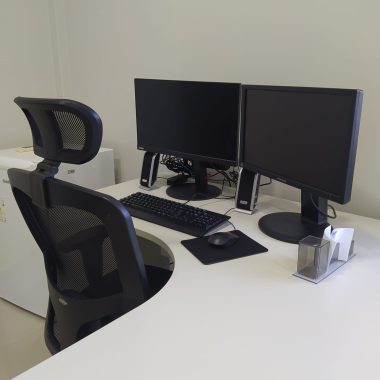 Bancada de trabalho com novos equipamentos de informática