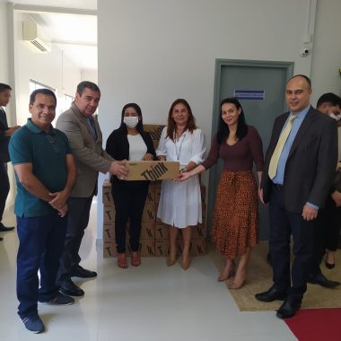 Presidente e corregedor-geral do TJAC posam para fotografia, entregando kit com uma das novas máquinas entregues à Comarca de Rodrigues Alves