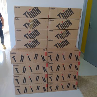 Foto dos computadores entregues pela Administração do TJAC ainda encaixotados