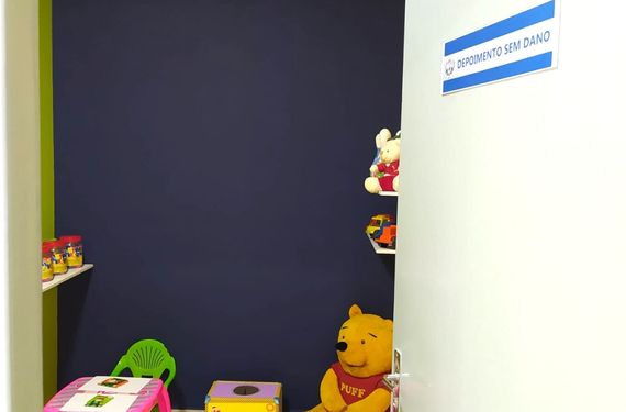 Detalhe da sala 'Depoimento Sem Dano', mostrando brinquedos