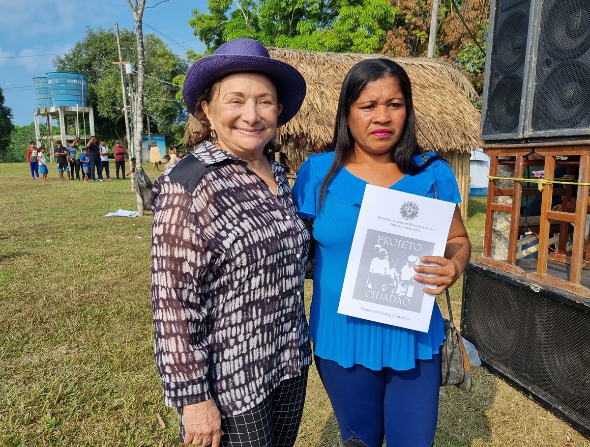 Coordenadora do Projeto Cidadão posa com mulher atendida em Aldeia