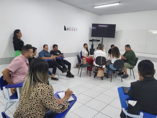 Fotografia dos alunos de Direito realizando audiência de conciliação