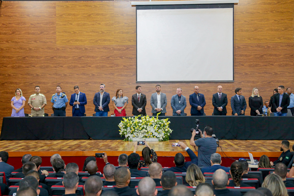 Quatorze pessoas lado a lado em palco