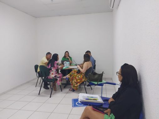 Fotografia dos alunos de Direito realizando audiência de conciliação