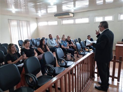Juiz Romário Divino falando orientações para os representantes dos projetos sociais selecionados para receber recursos de penas pecuniárias