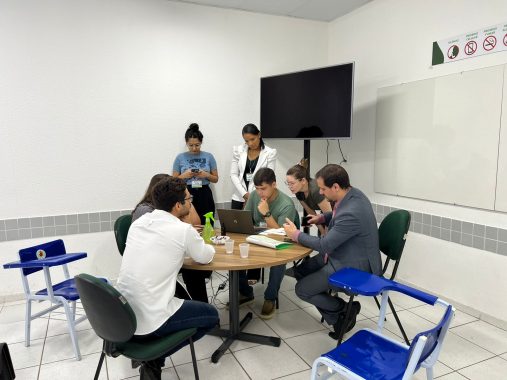 Fotografia dos alunos de Direito realizando audiência de conciliação