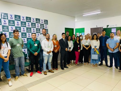 Fotografia dos participantes do Mutirão de Práticas, alunos, professores, equipe do Cejusc no hall de entrada da faculdade Unama
