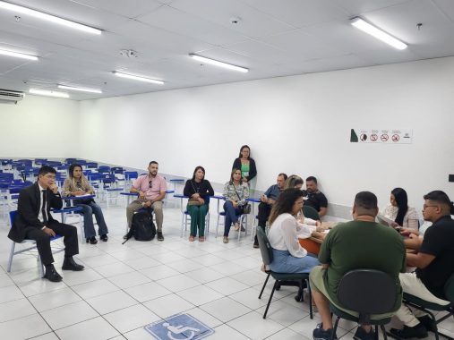 Fotografia dos alunos de Direito realizando audiência de conciliação