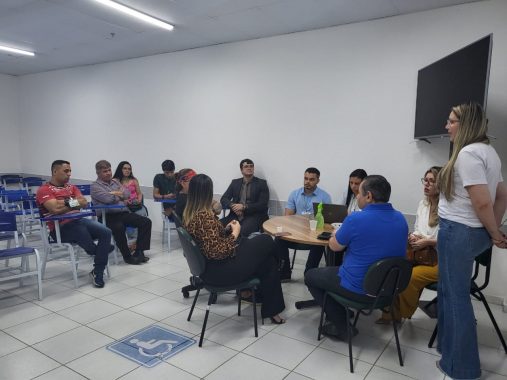 Fotografia dos alunos de Direito realizando audiência de conciliação