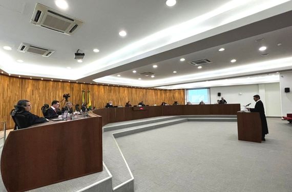 Na imagem, é possível ver todo o plenário do TJAC enquanto o advogado faz a sua sustentação oral.