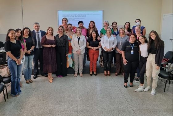 Enfileirados, todos os presentes posam para fotos