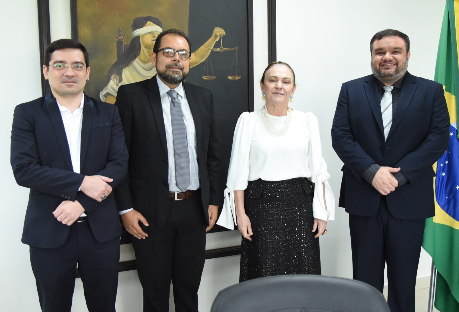 Imagem feita no gabinete da desembargadora-presidente do TJAC, Regina Ferrari, localizado no prédio sede do Tribunal de Justiça do Acre, rua Tribunal de Justiça, s/n, bairro Via Verde, onde mostra a desembargadora-presidente, Regina Ferrari, posando para imagem com o visitantes, Danilo Scramin, presidente da Academia Acreana de Letras Jurídicas e o secretário e tesoureiro da Academia Acreana de Letras Jurídicas. Academia Acreana de Letras Jurídicas A presidente do TJAC desembargadora Regina Ferrari, recebeu nesta sexta-feira, 19, membros da Academia de Letras Jurídicas do Acre (ALJAC). Estiveram na visita, que teve o propósito de convidar a desembargadora-presidente para ocupar uma cadeira da ALJAC, o presidente da academia, Danilo Scramin, juntamente com o secretário e tesoureiro da ALJAC.