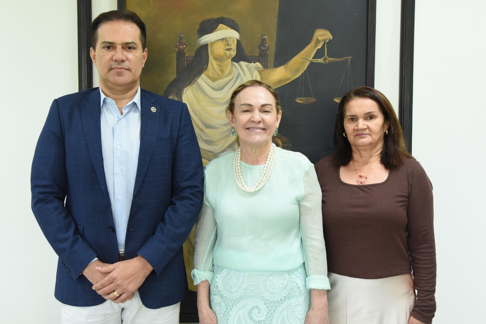 Imagem feita no gabinete da desembargadora-presidente do TJAC, Regina Ferrari, localizado no prédio sede do Tribunal de Justiça do Acre, rua Tribunal de Justiça, s/n, bairro Via Verde, onde mostra a desembargadora-presidente, Regina Ferrari, posando para imagem com os conselheiros do Tribunal de Contas do Estado do Acre, José Ribamar Trindade e Dulcinéa Benício de Araújo. Visita conselheiros do TCE/AC Nesta terça-feira, 23, a desembargadora-presidente do Tribunal de Justiça do Acre (TJAC), Regina Ferrari recebeu o presidente do Tribunal de Contas do Estado do Acre (TCE-AC), conselheiro José Ribamar Trindade, que estava acompanhado da corregedora do órgão de contas, conselheira Dulcinéa Benício de Araújo.