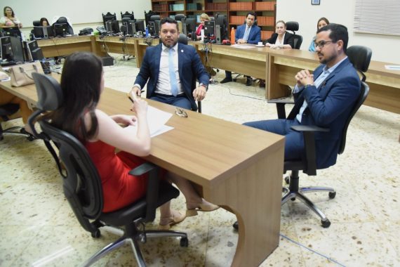 Na fotografia, os juízes simulam uma mediação. Ao fundo, a presidente do TJAC, a juíza federal e os demais magistrados assistem à reprodução de uma conciliação.