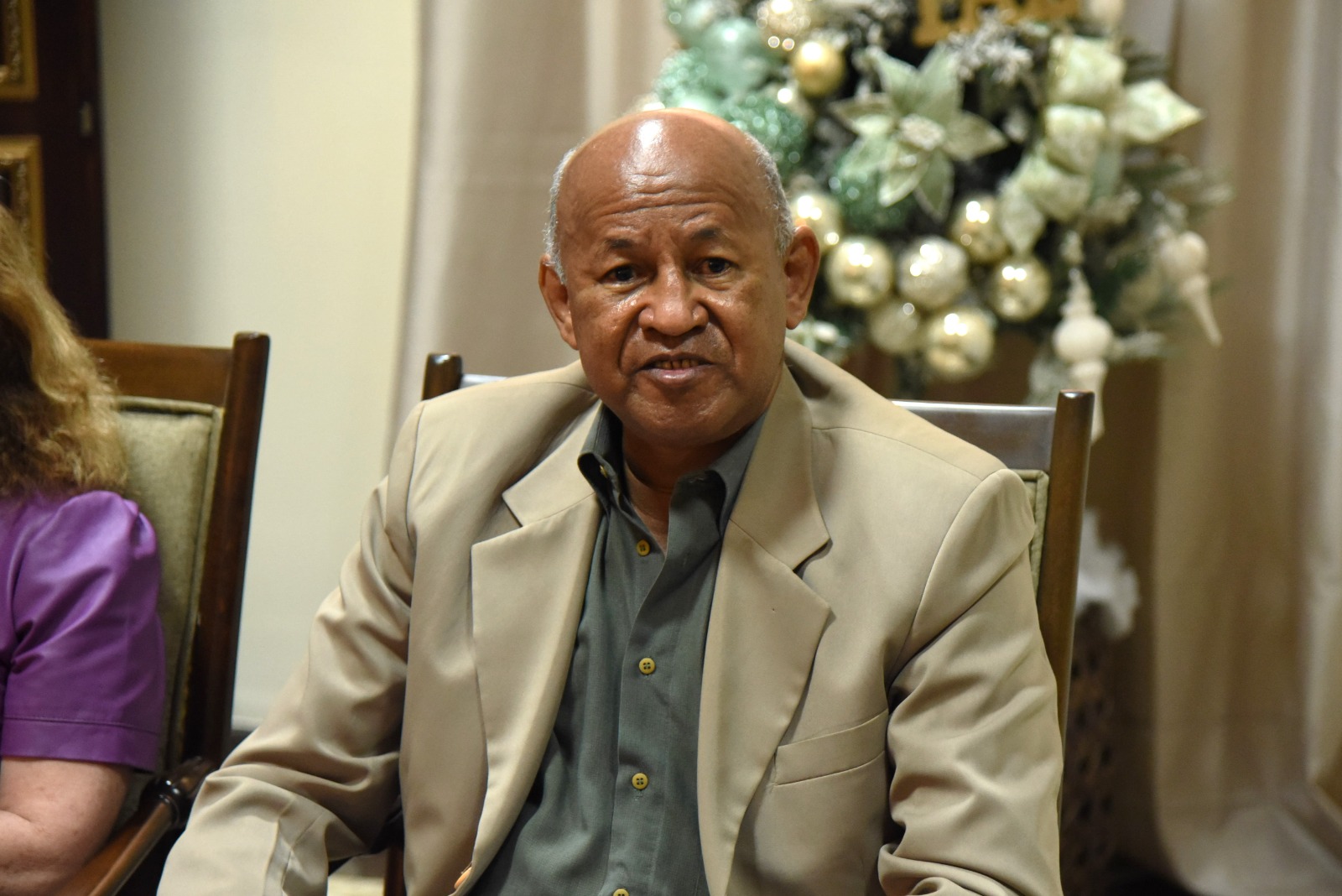 Fotografia feita na sala reuniões do Palácio da Justiça, localizado no bairro Centro, em Rio Branco, Estado do Acre, onde mostra o desembargador e corregedor-geral, Samoel Evagelista, participando de visita aos novos juízes substitutos. Presidente do TJAC e corregedor-geral visitam novos juízes substitutos Na oportunidade, a desembargadora-presidente cumprimentou os servidores e desejou feliz ano novo a cada um, além de agradecer pelos esforços realizados no decorrer do ano de 2023 A presidente do Tribunal de Justiça do Acre (TJAC), desembargadora Regina Ferrari, e o corregedor-geral da Justiça, desembargador Samoel Evangelista, realizaram visita nesta terça-feira, 2, aos juízes substitutos do último concurso para ingresso à magistratura acreana. Os novos profissionais passam por capacitação inicial, no Palácio de Justiça Na oportunidade, a desembargadora-presidente cumprimentou os servidores e desejou feliz ano novo a cada um, além de agradecer pelos esforços realizados no decorrer do ano de 2023. A presidente do TJAC, desembargadora Regina Ferrari, em nome de toda a magistratura estadual fez agradecimentos e expressou reconhecimento por todo trabalho efetuado no Poder Judiciário acreano. “Enquanto Tribunal de Justiça, nossa maior missão é servir com humildade, alegria no coração, para que juntos possamos vencer todas as dificuldades e principalmente gratidão. Portanto, viemos aqui para agradecer por todo empenho realizado” finaliza a desembargadora. A juíza de Direito substituta Caroline Lagos de Castro elogiou a iniciativa e agradeceu a todo o acompanhamento, suporte técnico que o TJAC tem ofertado para os novos magistrados. Em nome dos juízes substitutos, “nós estamos muito lisonjeados de ver o reconhecimento da presidência a esse trabalho, nós estamos completamente imbuídos nessa missão de ajudar o Tribunal a melhorar as métricas, prestar uma atividade jurisdicional mais célere e que esse reconhecimento, principalmente através dessa delicadeza da visita presencial tanto da presidente, quanto do corregedor. Isso nos estimula a continuar e a seguir em frente. Isso é muito bom, muito incentivador”, finalizou. O corregedor-geral salientou que todas ferramentas de gestão adotadas pelo Poder Judiciário do Acre são fundamentais para aqueles que ingressam na instituição. “Desejo a todas e a todos um feliz ano novo. Que venham fortalecer a essência do estado democrático de Direito”, disse.