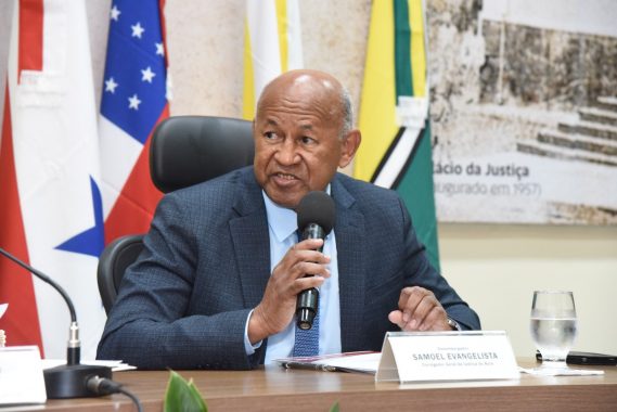 Imagem feita na parte externa do Palácio da Justiça, localizado na rua Benjamin Constant, 277, Rio Branco, Acre, onde o corregedor-geral da justiça, Samoel Evangelista, recebe presidentes dos tribunais de justiça da Amazônia Legal, são eles: Acre, Pará, Mato Grosso, Amazonas, Tocantins e Amapá. O presidente da Corte Superior de Justiça de madre de Dios, do Peru, juiz superior Adolfo Cayra, e o presidente do Tribunal Departamental de Justiça de Pando, na Bolívia, juiz superior Jorge Sotelo, foram os convidados internacionais. Presidente do TJAC destaca importância da cooperação durante I Encontro de Tribunais de Justiça da Amazônia Legal Os representantes dos tribunais assinaram a Carta de Cooperação afirmando o compromisso de fortalecer o constante diálogo e a cooperação institucional Destacando sobre colaboração entre os tribunais na identificação de desafios comuns, a busca por soluções mais eficientes e consistentes em prol dos usuários da Justiça, a presidente do Tribunal de Justiça do Estado do Acre (TJAC), desembargadora Regina Ferrari, abriu o I Encontro de Tribunais de Justiça da Amazônia Legal. Com a temática ‘O Poder Judiciário na Amazônia: diálogos e cooperação para o bem servir’, o evento ocorre no Palácio da Justiça e reúne representantes dos tribunais dos estados do Acre, Pará, Mato Grosso, Amazonas, Tocantins e Amapá. O presidente da Corte Superior de Justiça de madre de Dios, do Peru, juiz superior Adolfo Cayra, e o presidente do Tribunal Departamental de Justiça de Pando, na Bolívia, juiz superior Jorge Sotelo, foram os convidados internacionais. “Hoje é o I Encontro dos Tribunais de Justiça da Amazônia Legal. É um marco importante, um marco histórico, onde nós vamos congregar boas práticas e criarmos vários diálogos sobre uma cooperação, construindo pautas que possam auxiliar na edificação do Objetivo 16 da Agenda 2030, da ONU, que emana para nós que sejamos responsáveis por instituições eficazes, paz e justiça”, disse a presidente do TJAC que também é vice-presidente do Conselho de Presidentes dos Tribunais de Justiça do Brasil (Consepre). Pela manhã, durante a abertura, que foi bastante prestigiada por servidoras, servidores, magistradas, magistrados, autoridades locais do sistema de justiça e demais operadores do Direito, todos os representantes dos tribunais compartilharam suas expectativas para o evento abordando questões relacionadas aos serviços jurisdicionais e parabenizaram o TJAC pela iniciativa em reunir os tribunais para trocar experiências, aprender com os sucessos e desafios de outros tribunais e aprimorar o sistema judiciário como um todo. O vice-presidente do Tribunal de Justiça do Amapá, desembargador Mário Mazurek, por exemplo, destacou sobre a peculiaridade dos estados, onde o evento é essencial para uma apreciação mais profunda e uma compreensão mais abrangente do sistema de cada tribunal. A presidente do Tribunal de Justiça do Pará, desembargadora Nazaré Gouveia, salientou sobre estreitar as conquistas de cada tribunal, e o presidente da Corte Superior de Justiça de Madre de Dios, no Peru, juiz superior Adolfo Cayra, ressaltou que os encontros, como o de hoje, geram um impacto poderoso no compromisso da judicatura. Representando o Governo do Acre, que é um dos apoiadores do evento, a vice-governadora Mailza Assis destacou que Tribunal de Justiça do Acre está de parabéns e tem se destacado em práticas de Justiça Restaurativa através de projetos e ações. “Nossa tarefa hoje é discutir as situações dos tribunais de Justiça da Amazônia e pensar no fortalecimento de programas e projetos que leve a Justiça mais próximo da população”, destacou. Cooperação Judiciária Seguindo a programação, na parte da tarde, os participantes concentraram-se na Sala de Reunião do Palácio da Justiça para apresentar projetos desenvolvidos em seus tribunais. Na abertura, o corregedor-geral da Justiça do Acre, desembargador Samoel Evangelista, enfatizou que o momento de compartilhar as boas práticas promove a transparência, a melhoria contínua que são elementos essenciais para a confiança na justiça. “Esses encontros também oferecem um espaço para discutir questões complexas e atuais que afetam o sistema judiciário, permitindo a busca por soluções colaborativas e alinhadas com as necessidades da sociedade”, disse o corregedor que apresentou alguns projetos executados pelo órgão onde três foram premiados nacionalmente. Carta do Encontro Tráfico ilegal de madeira, tráfico humano, guerra entre facções, pesca e caça ilegal, migração, o baixo índice de crianças matriculadas na Amazônia foram alguns pontos discutidos entre os magistrados. Ao encerrar o evento, os presidentes e representantes dos tribunais assinaram a carta firmando o compromisso de fortalecer o constante diálogo e a cooperação institucional entre os tribunais de Justiça da Amazônia Legal para a superação de desafios comuns, com foco no desenvolvimento sustentável, proteção ao meio ambiente, integração dos povos amazônicos e a inclusão social. Entre os compromissos, os participantes garantiram compartilhar boas práticas, projetos e tecnologias para melhorar a prestação jurisdicional, reafirmaram a necessidade de observância das peculiaridades geográficas, econômicas e sociais, sobretudo na interlocução com o Conselho Nacional de Justiça no esforço de construir uma política de Estado para o Poder Judiciário nacional equalizada de acordo com as realidades regionais. Propor a continuidade de encontros, com periodicidade mínima de dois eventos por ano, afim de consolidador e aperfeiçoar a rede de cooperação entre as instituições, além de preservarem a harmonia institucional e a deliberação democrática para atendimento das demandas da sociedade.