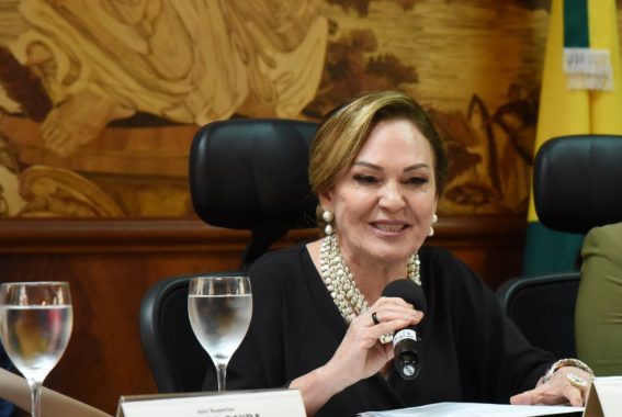 Imagem feita no Plenário do Palácio da Justiça, localizado na rua Benjamin Constant, 277, Rio Branco, Acre, onde a presidente do Tribunal de Justiça do Acre, Regina Ferrari recebe presidentes dos tribunais de justiça da Amazônia Legal, são eles: Acre, Pará, Mato Grosso, Amazonas, Tocantins e Amapá. O presidente da Corte Superior de Justiça de madre de Dios, do Peru, juiz superior Adolfo Cayra, e o presidente do Tribunal Departamental de Justiça de Pando, na Bolívia, juiz superior Jorge Sotelo, foram os convidados internacionais. Presidente do TJAC destaca importância da cooperação durante I Encontro de Tribunais de Justiça da Amazônia Legal Os representantes dos tribunais assinaram a Carta de Cooperação afirmando o compromisso de fortalecer o constante diálogo e a cooperação institucional Destacando sobre colaboração entre os tribunais na identificação de desafios comuns, a busca por soluções mais eficientes e consistentes em prol dos usuários da Justiça, a presidente do Tribunal de Justiça do Estado do Acre (TJAC), desembargadora Regina Ferrari, abriu o I Encontro de Tribunais de Justiça da Amazônia Legal. Com a temática ‘O Poder Judiciário na Amazônia: diálogos e cooperação para o bem servir’, o evento ocorre no Palácio da Justiça e reúne representantes dos tribunais dos estados do Acre, Pará, Mato Grosso, Amazonas, Tocantins e Amapá. O presidente da Corte Superior de Justiça de madre de Dios, do Peru, juiz superior Adolfo Cayra, e o presidente do Tribunal Departamental de Justiça de Pando, na Bolívia, juiz superior Jorge Sotelo, foram os convidados internacionais. “Hoje é o I Encontro dos Tribunais de Justiça da Amazônia Legal. É um marco importante, um marco histórico, onde nós vamos congregar boas práticas e criarmos vários diálogos sobre uma cooperação, construindo pautas que possam auxiliar na edificação do Objetivo 16 da Agenda 2030, da ONU, que emana para nós que sejamos responsáveis por instituições eficazes, paz e justiça”, disse a presidente do TJAC que também é vice-presidente do Conselho de Presidentes dos Tribunais de Justiça do Brasil (Consepre). Pela manhã, durante a abertura, que foi bastante prestigiada por servidoras, servidores, magistradas, magistrados, autoridades locais do sistema de justiça e demais operadores do Direito, todos os representantes dos tribunais compartilharam suas expectativas para o evento abordando questões relacionadas aos serviços jurisdicionais e parabenizaram o TJAC pela iniciativa em reunir os tribunais para trocar experiências, aprender com os sucessos e desafios de outros tribunais e aprimorar o sistema judiciário como um todo. O vice-presidente do Tribunal de Justiça do Amapá, desembargador Mário Mazurek, por exemplo, destacou sobre a peculiaridade dos estados, onde o evento é essencial para uma apreciação mais profunda e uma compreensão mais abrangente do sistema de cada tribunal. A presidente do Tribunal de Justiça do Pará, desembargadora Nazaré Gouveia, salientou sobre estreitar as conquistas de cada tribunal, e o presidente da Corte Superior de Justiça de Madre de Dios, no Peru, juiz superior Adolfo Cayra, ressaltou que os encontros, como o de hoje, geram um impacto poderoso no compromisso da judicatura. Representando o Governo do Acre, que é um dos apoiadores do evento, a vice-governadora Mailza Assis destacou que Tribunal de Justiça do Acre está de parabéns e tem se destacado em práticas de Justiça Restaurativa através de projetos e ações. “Nossa tarefa hoje é discutir as situações dos tribunais de Justiça da Amazônia e pensar no fortalecimento de programas e projetos que leve a Justiça mais próximo da população”, destacou. Cooperação Judiciária Seguindo a programação, na parte da tarde, os participantes concentraram-se na Sala de Reunião do Palácio da Justiça para apresentar projetos desenvolvidos em seus tribunais. Na abertura, o corregedor-geral da Justiça do Acre, desembargador Samoel Evangelista, enfatizou que o momento de compartilhar as boas práticas promove a transparência, a melhoria contínua que são elementos essenciais para a confiança na justiça. “Esses encontros também oferecem um espaço para discutir questões complexas e atuais que afetam o sistema judiciário, permitindo a busca por soluções colaborativas e alinhadas com as necessidades da sociedade”, disse o corregedor que apresentou alguns projetos executados pelo órgão onde três foram premiados nacionalmente. Carta do Encontro Tráfico ilegal de madeira, tráfico humano, guerra entre facções, pesca e caça ilegal, migração, o baixo índice de crianças matriculadas na Amazônia foram alguns pontos discutidos entre os magistrados. Ao encerrar o evento, os presidentes e representantes dos tribunais assinaram a carta firmando o compromisso de fortalecer o constante diálogo e a cooperação institucional entre os tribunais de Justiça da Amazônia Legal para a superação de desafios comuns, com foco no desenvolvimento sustentável, proteção ao meio ambiente, integração dos povos amazônicos e a inclusão social. Entre os compromissos, os participantes garantiram compartilhar boas práticas, projetos e tecnologias para melhorar a prestação jurisdicional, reafirmaram a necessidade de observância das peculiaridades geográficas, econômicas e sociais, sobretudo na interlocução com o Conselho Nacional de Justiça no esforço de construir uma política de Estado para o Poder Judiciário nacional equalizada de acordo com as realidades regionais. Propor a continuidade de encontros, com periodicidade mínima de dois eventos por ano, afim de consolidador e aperfeiçoar a rede de cooperação entre as instituições, além de preservarem a harmonia institucional e a deliberação democrática para atendimento das demandas da sociedade.