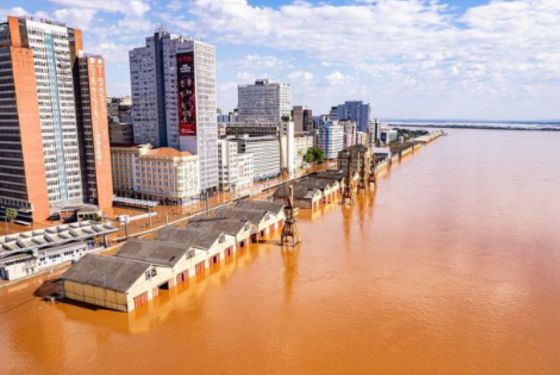 Foto do porto da capital gaúcha. Na imagem, o cais está tomado pelas águas do lago Guaíba.