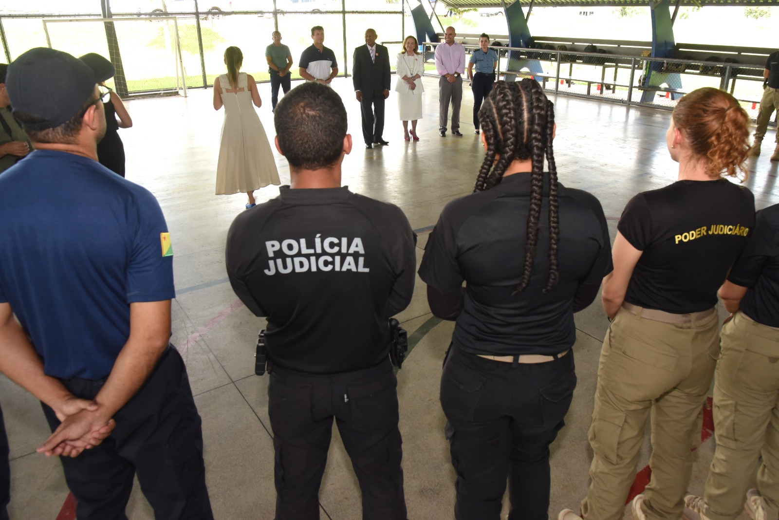 Imagem feita no Centro Integrado de Ensino e Pesquisa em Segurança Pública, localizada na Capital Rio Branco, Estado do Acre. Onde mostra a presidente do Tribunal de Justiça do Acre, Regina Ferrari e corregedor-geral da Justiça, desembargador Samoel Evangelista, visita às alunas e alunos do Curso de Segurança e Proteção de Autoridades. Presidente e corregedor do TJAC visitam local onde seguranças passam por treinamento Atividade capacita profissionais do TJAC no desenvolvimento de habilidades técnicas e comportamentais para atuarem com mais eficiência, garantindo a integridade física, a segurança pessoal e o bem-estar das autoridades sob sua responsabilidade A presidente do Tribunal de Justiça do Acre, desembargadora Regina Ferrari, e o corregedor-geral da Justiça, desembargador Samoel Evangelista, visitaram nesta quinta-feira, 9, aos alunos do Curso de Segurança e Proteção de Autoridades, no Centro Integrado de Ensino e Pesquisa em Segurança Pública (Cieps). Na ocasião, o corregedor-geral, que é membro da Comissão de Segurança do Poder Judiciário acreano, disse ser um momento histórico. “Fiz questão de trazer a presidente para visitá-los, pois foi um esforço dela, da Presidência do Tribunal, para proporcionar esse treinamento. Agradecemos na pessoa do delegado Fabrício Sobreira e do coronel Perez essa parceria. Nossa Assessoria Militar pedia muito esse treinamento”, disse. A presidente agradeceu ao corregedor; ao coordenador do curso, coronel Perez, ao delegado, a chefe da Asmil, tenente-coronel Alexsandra também por cada aluna e cada aluno que está se esforçando esses dias. “O curso é intenso. Ele é complexo. É vasto, mas tenho certeza que muitos frutos nós colheremos em prol da segurança”, ressaltou. O delegado enfatizou que, ao final do curso, serão entregues profissionais mais qualificados e habilitados em suas funções. Curso Curso é realizado pela Administração do TJAC, junto com a Escola do Poder Judiciário (Esjud) e a Secretaria de Estado de Justiça e Segurança Pública (Sejusp), por meio do Convênio nº 18/2024. O objetivo é capacitar profissionais do TJAC no desenvolvimento de habilidades técnicas e comportamentais para atuarem com mais eficiência, garantindo a integridade física, a segurança pessoal e o bem-estar das autoridades sob sua responsabilidade, com a aplicação de protocolos, técnicas de vigilância, estratégias de prevenção e gerenciamento de riscos. A agenda tem a participação direta do Centro Integrado de Ensino, Pesquisa e Segurança Pública (Cieps). A atividade acontece em modalidade presencial, com carga-horária de 60 horas-aula. O conteúdo programático engloba conteúdos os mais diversos, como Planejamento Estratégico de Segurança Institucional, Técnicas de Segurança e Proteção Institucional, Técnicas Básicas de Condução Veicular e Escolta, Armamento, Munição e Tiro Tático, Atendimento Pré-hospitalar Tático (APHT), Técnicas Básicas de Salvamento Aquático e Natação Utilitária e Segurança da Informação.
