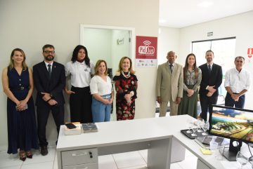 Foto da inauguração do PidJus na sede da Defensoria Pública na Vila do Incra, em Porto Acre. Na imagem, as autoridades possam em frente a placa de identificação do novo serviço.