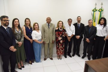 Foto da inauguração do PidJus em Porto Acre. Ao centro da imagem, estão a presidente do TJAC, desembargadora Regina Ferrari, o corregedor-geral da Justiça, desembargador Samoel Evangelista, e a defensora pública-geral Acre, Simone Santiago.