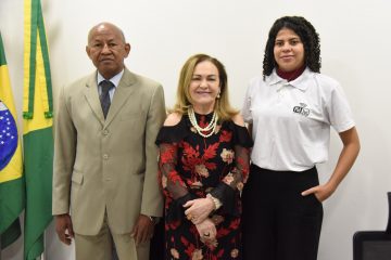 Foto da estagiária com os desembargadores Regina Ferrari e Samoel Evangelista.
