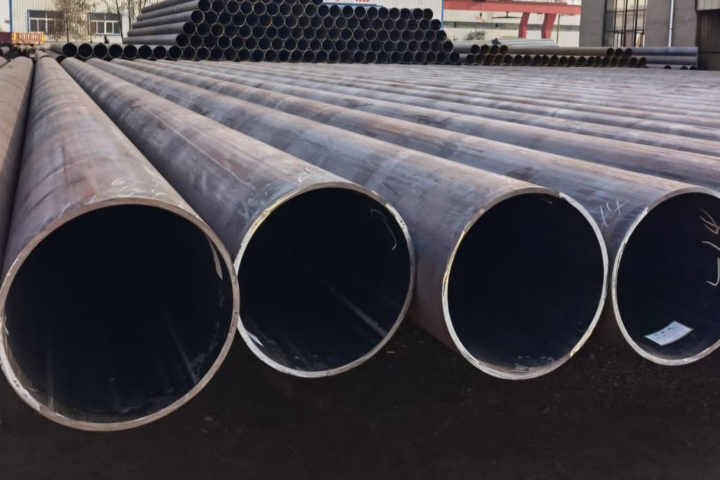 Na imagem há diversos canos de ferro que indicam serem usados para uma construção.