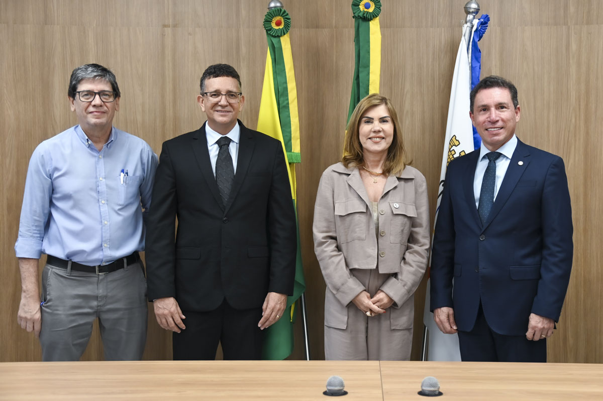 Ao centro da foto, temos a reitora da UFAC, Guida Aquino e o secretário-geral do TJAC, Júnior Martins. À direita, está o desembargador-presidente do TJ Acre, Laudivon Nogueira. À esquerda, o pró-reitor de Planejamento da Ufac, Alexandre Hid.